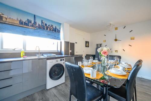 a kitchen with a table with chairs and a sink at -RAGS- For your relaxed, Cosy Stay, Free Parking in Leeds