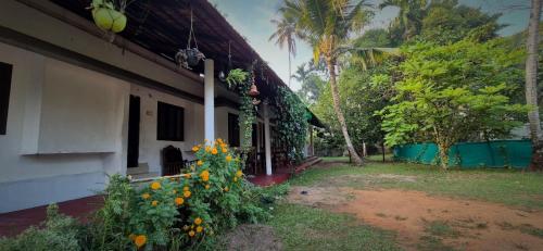 马拉利库兰Sandra Martha Villa的一栋房子前有一束鲜花