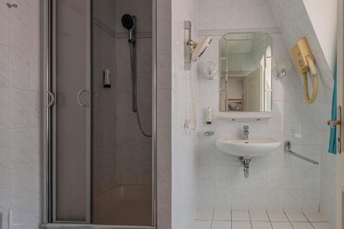 a bathroom with a shower and a sink at Pension für Monteure in Dresden, Zimmer mit eigenem Bad und großer Gemeinschaftsküche in Dresden