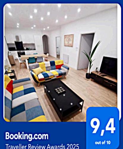 un grand salon avec des canapés et un piano dans l'établissement Appartement 75 m2 au cœur du Sud Ouest, à Villeneuve-sur-Lot