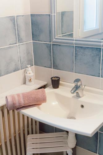 une salle de bain avec un lavabo et un miroir dans l'établissement Villa en Luberon, climatisé, Piscine, wifi et Parking gratuit, à Bonnieux