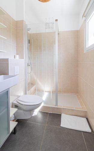 une salle de bain avec une douche, des toilettes et un lavabo dans l'établissement La Rose des Sables - Proche plage & centre-ville, à Arcachon