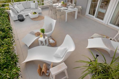 The Pleasurist- with PRIVATE heated POOL and TERRACE