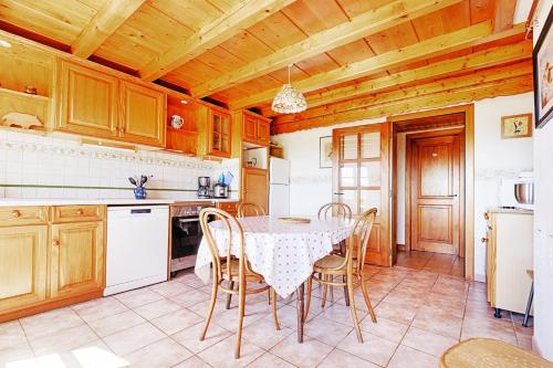 Kuchyň nebo kuchyňský kout v ubytování Gite de la Ferme de la Bouille