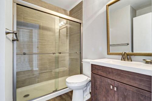 ein Badezimmer mit Toilette, Waschbecken und Dusche in der Unterkunft Seaside Villa 325 in Hilton Head Island