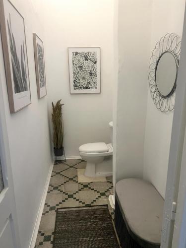 Bagno di Boutique House Near Valletta - 2 Stylish Double Bedrooms with Bathrooms, WiFI & Amenities - Non Sharing