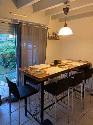 une cuisine avec une grande table et des chaises en bois dans l'établissement Villa Paxia, à Azur