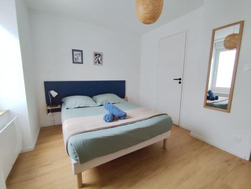 - une chambre avec un lit avec un animal farci bleu dans l'établissement Beau et calme T1 avec Terrasse au coeur de Kerinou, à Brest