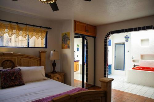 Кровать или кровати в номере Garcia Hacienda Authentic Mexican Villa & Hot Tub