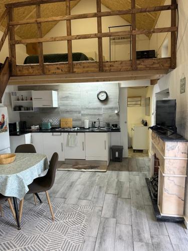 a living room with a table and a kitchen at Casa Luisa Casquinha in Vila Franca de Xira