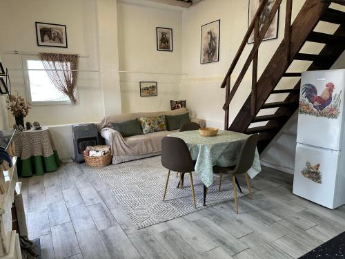 a living room with a table and a couch at Casa Luisa Casquinha in Vila Franca de Xira