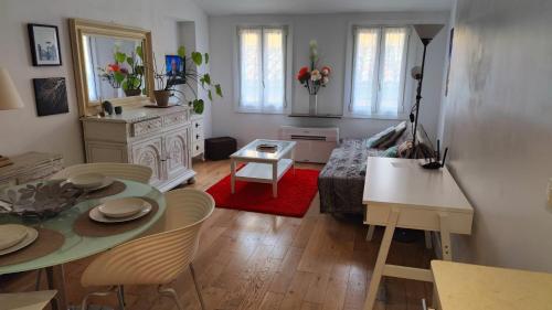 un salon avec une table et un lit dans l'établissement Beach Proximity in Historic Nice, Your Perfect 2 Room Rental, à Nice