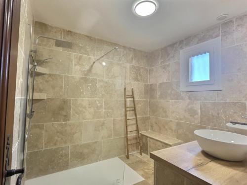 une salle de bain avec douche et lavabo dans l'établissement Villa au cœur de la Provence, à Lorgues