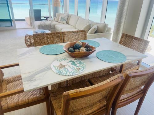Posezení v ubytování 3-Bedroom Condo with ocean view