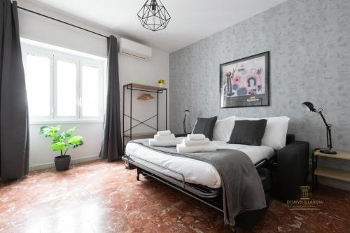Domvs Clavdia - 7min to Colosseum by Metro, Station under apt, Roma, 6pax, A-C