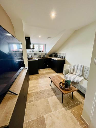 un salon avec un canapé et une table dans l'établissement Repos Cosy à Bourgoin avec Parking privatif, à Bourgoin-Jallieu