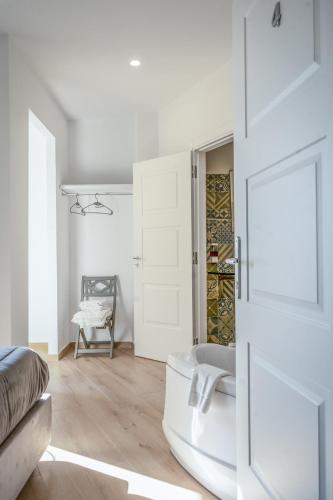 a white room with a bed and a bath tub at NA bella vista Rooftop-B&B in Naples