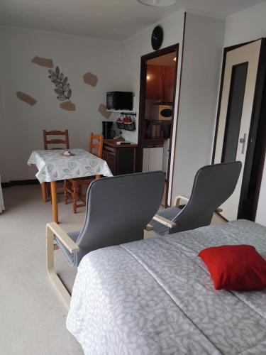 une chambre avec un lit, deux chaises et une table dans l'établissement relax curiste, à Gréoux-les-Bains