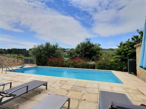 une piscine dans une cour avec une maison dans l'établissement Villa au cœur de la Provence, à Lorgues