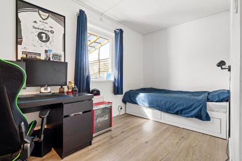 トロンハイムにあるWorld Cup Trondheim 2025のベッドとパソコン付きの机がある寝室