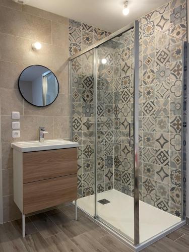 une salle de bain avec une douche avec un lavabo et un miroir dans l'établissement Villa La Sittelle, à Masseboeuf