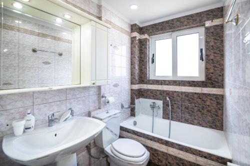 Ванная комната в Vaggelis Sea View House Salamina