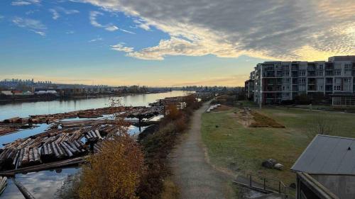 a river with a bunch of boats in the water at Spacious comfy stay in Richmond