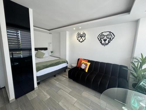 a living room with a couch and a bed at SUITE INTI vista al mar in Acapulco