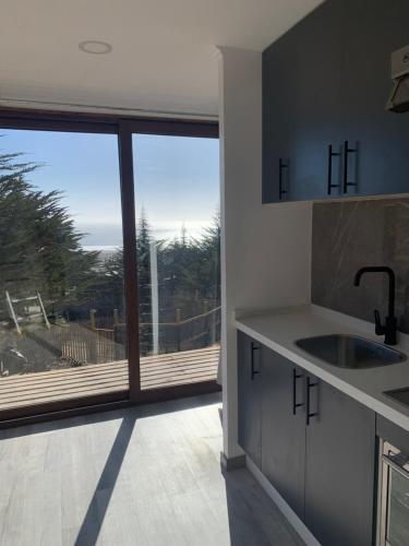 Nhà bếp/bếp nhỏ tại Tiny cabaña en playa hermosa