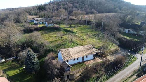 an aerial view of a small house in a field at RIGLI vendégház in Závod