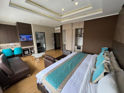 a bedroom with a large bed and a living room at Hotel Diamond Lima in Lima