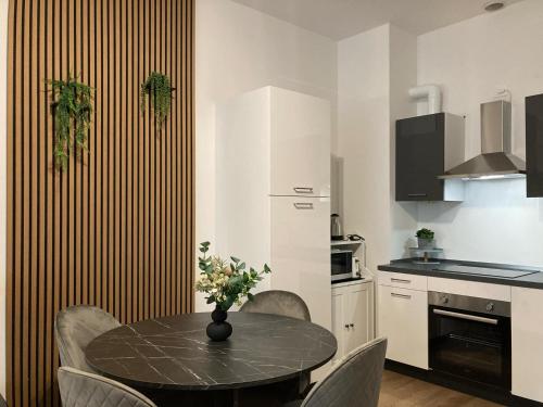 una cucina con un tavolo con sedie e una cucina con un bancone di Venice Dream a Mestre