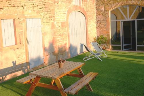 Taman di luar Loft au cœur des vignes dans un ancien Chai