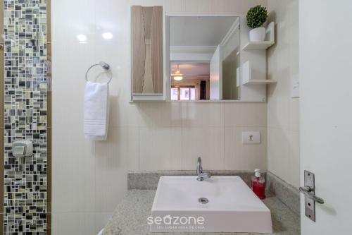 a bathroom with a sink and a mirror at Apto completo 2Q a Beira-mar ESE0102 in Balneário Camboriú