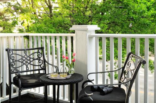 Chateau Inn and Suitesにあるバルコニーまたはテラス
