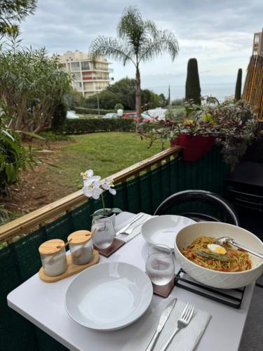- une table avec un bol de nourriture dans l'établissement Mirazur, à Nice