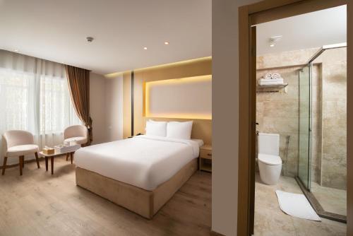 Koupelna v ubytování Elegance Grand City Hotel