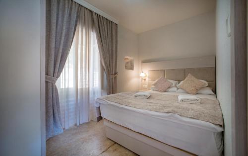 Una cama o camas en una habitación de Conte Hotel & Restaurant