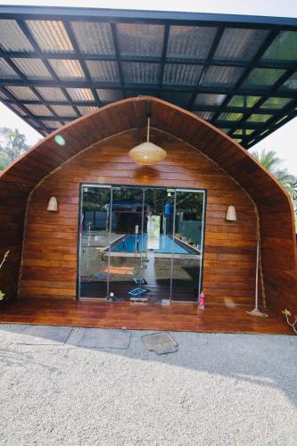 Imagen de la galería de The Coppers luxury Glamping Pod Villa with Pool, en Karandeniya