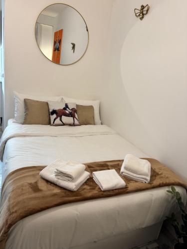 - un lit avec 3 serviettes et un chien dans l'établissement Mirazur, à Nice