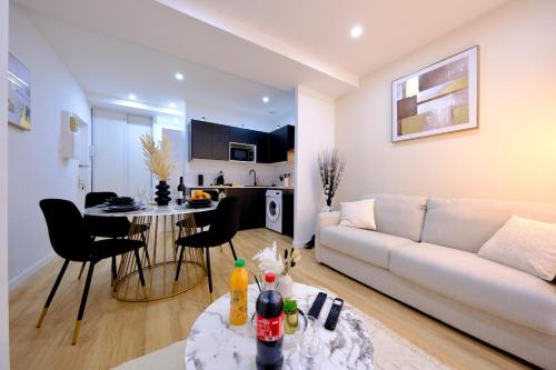 un salon avec un canapé et une table dans l'établissement Rouen centre - le spa de la Cigogne, à Rouen