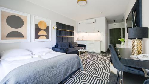 ein Schlafzimmer mit Bett und ein Wohnzimmer in der Unterkunft Solny Resort Apartament in Kołobrzeg