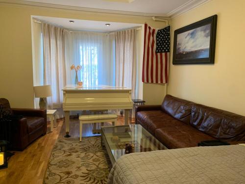 NYC Apartment by the Harborにあるシーティングエリア