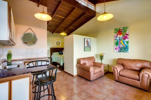 Χώρος καθιστικού στο Stunning Views from Coffee Country Villa - 25 min to SJO