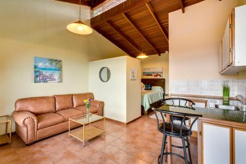 Η κουζίνα ή μικρή κουζίνα στο Stunning Views from Coffee Country Villa - 25 min to SJO