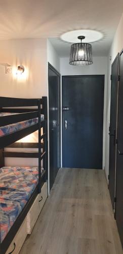 - une chambre avec 2 lits superposés et un lustre dans l'établissement Joli studio au Ponant avec parking, à La Grande Motte