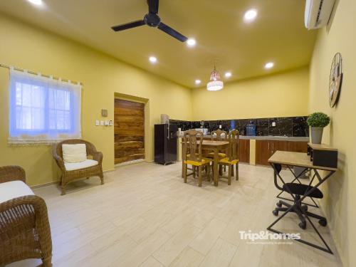 a living room with a table and a kitchen at Depa Nacom in Valladolid