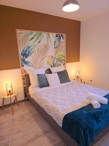 - une chambre avec un grand lit et une grande peinture murale dans l'établissement Le nid de la mésange Parking Gratuit, à Blois