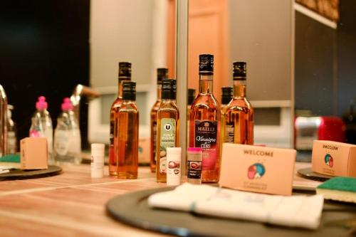un groupe de bouteilles d'alcool assises sur une table dans l'établissement Rouen centre - Espace Privé Rouen - Spa, à Rouen