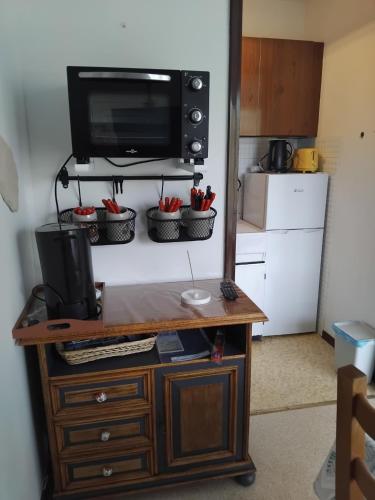 Il comprend une cuisine avec un bureau et une télévision murale. dans l'établissement relax curiste, à Gréoux-les-Bains